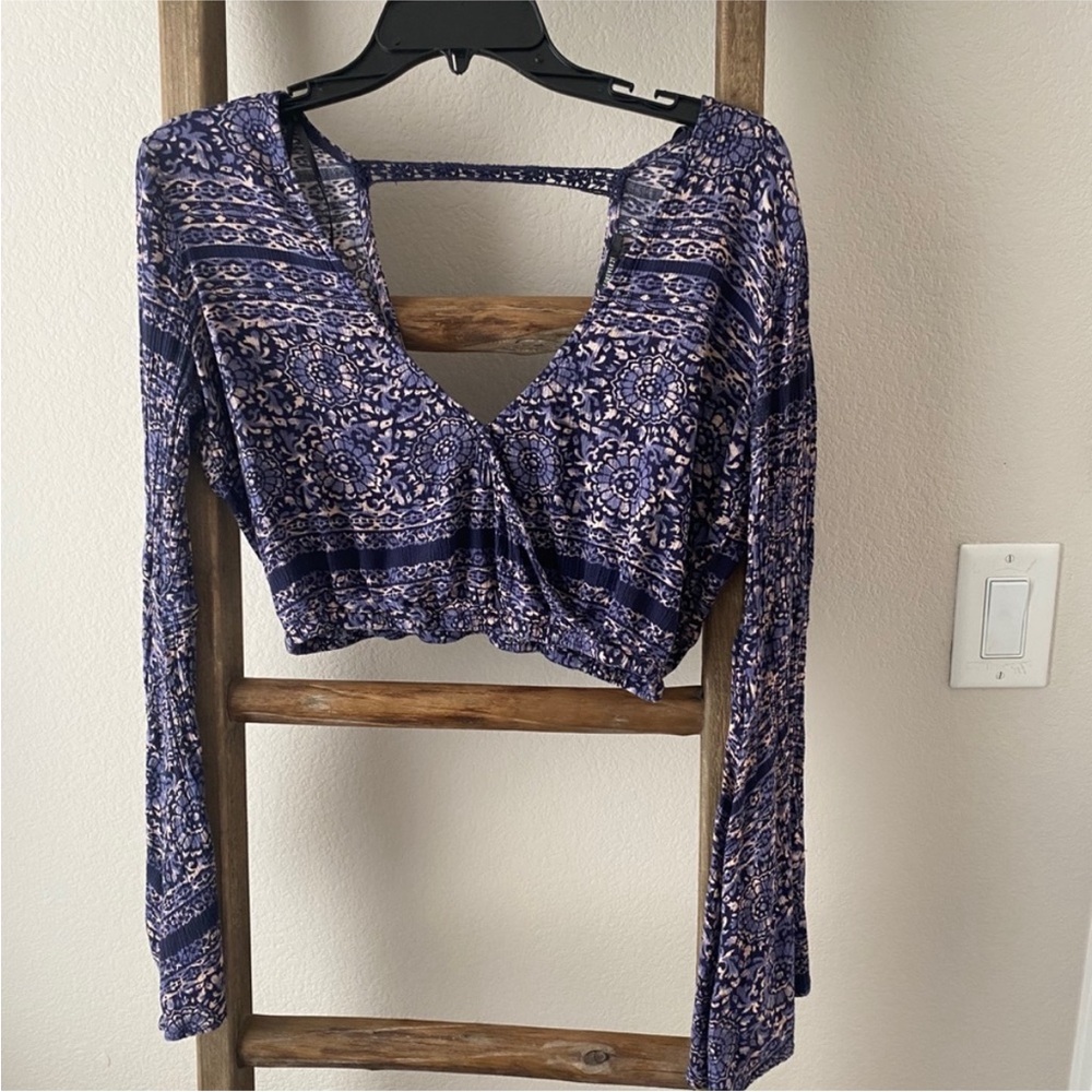 Forever 21 Navy and Cream Patterned Long Sleeve V-Neck Crop Top